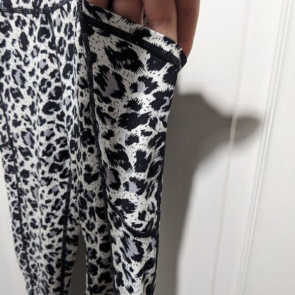 ZYIA | Snow Leopard Brilliant 7/8 Leggings - Picture 7 of 11